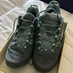Women’s La Sportiva Akyra Hiking Shoes Grey & Teal Size 10 (42 EUR)